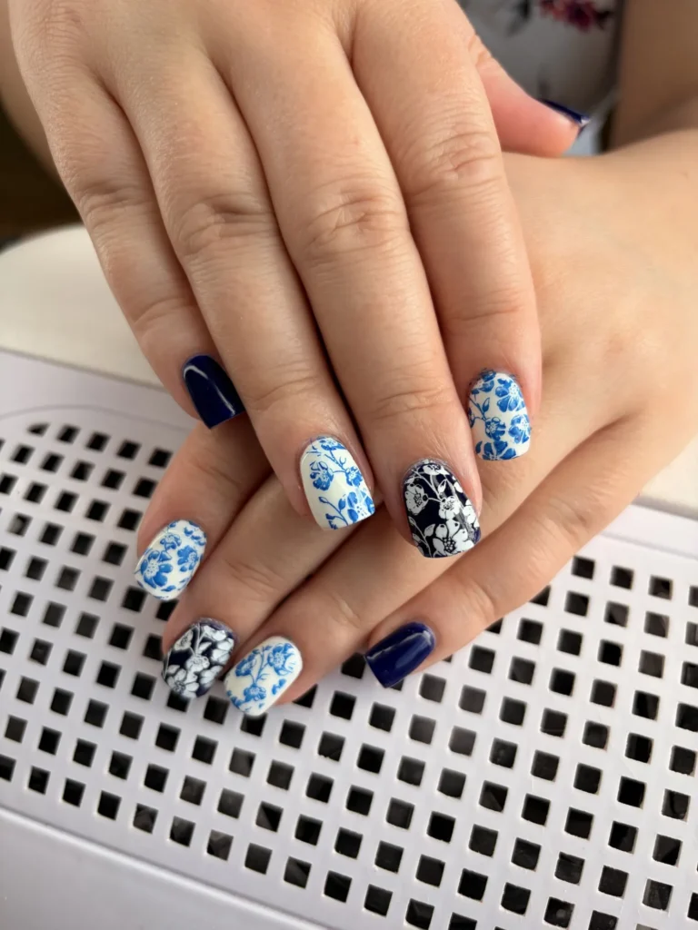 Granatowy i biały manicure hybrydowy w kwiaty, Glow Mood Łapanów