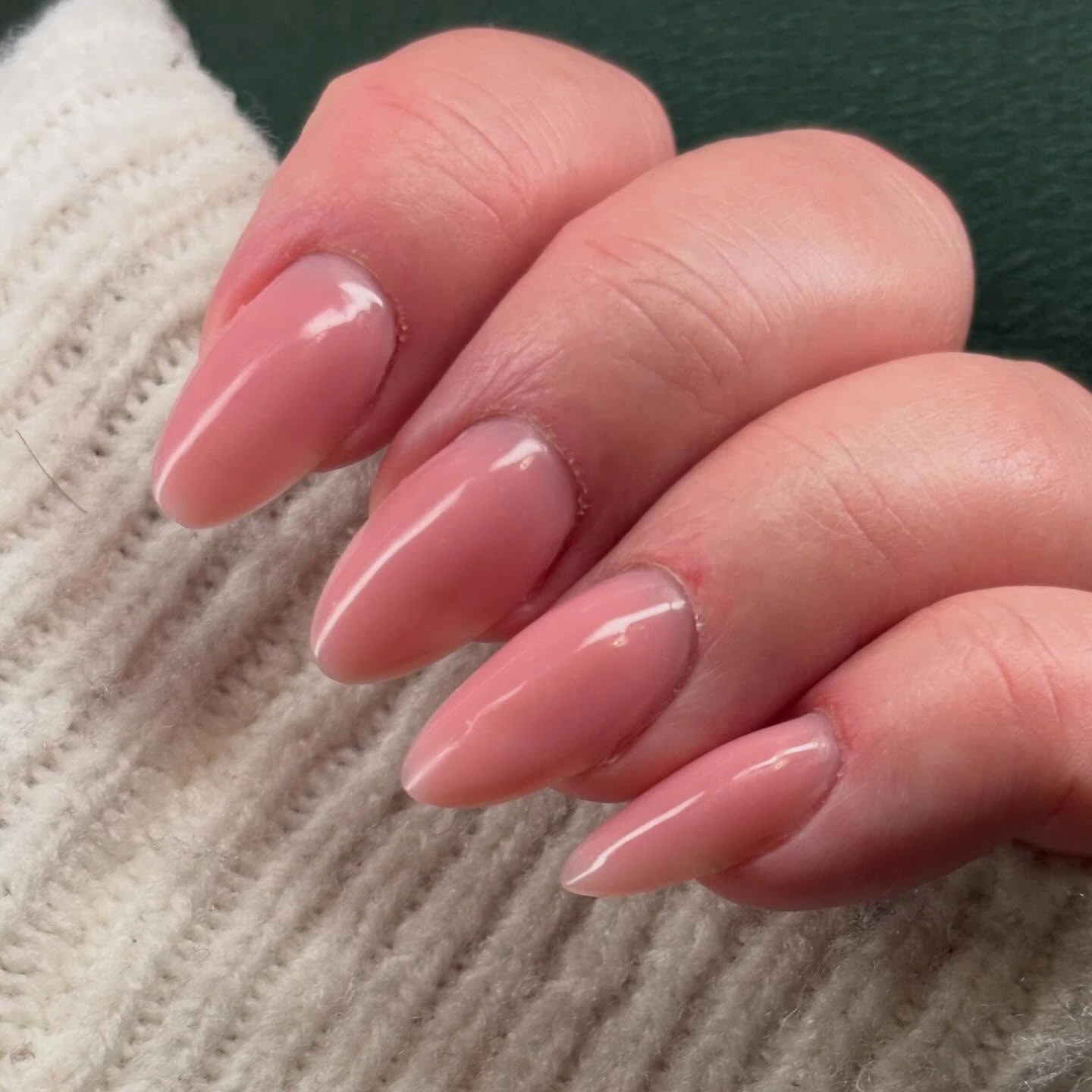 Nude manicure hybrydowy w kształcie migdałka, Glow Mood Łapanów
