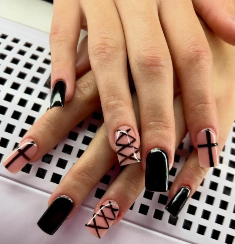 Czarny i nude manicure z geometrycznym zdobieniem, Glow Mood Łapanów