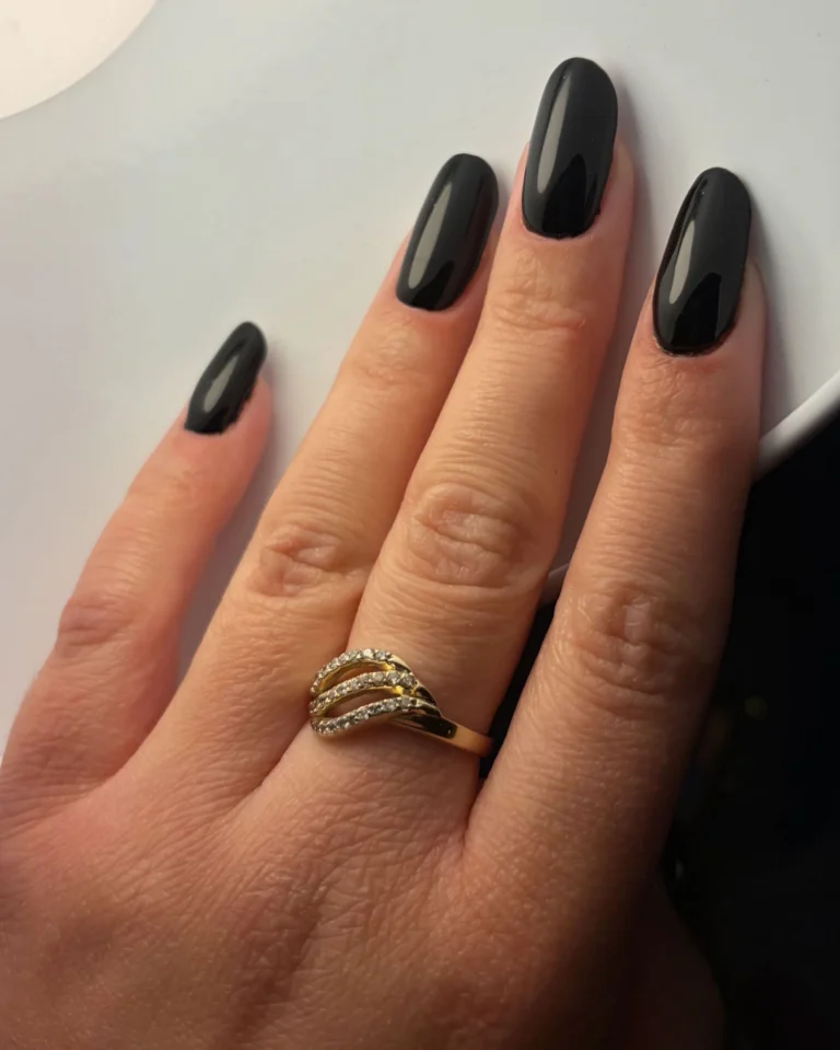 Lśniący czarny manicure hybrydowy, Glow Mood Łapanów