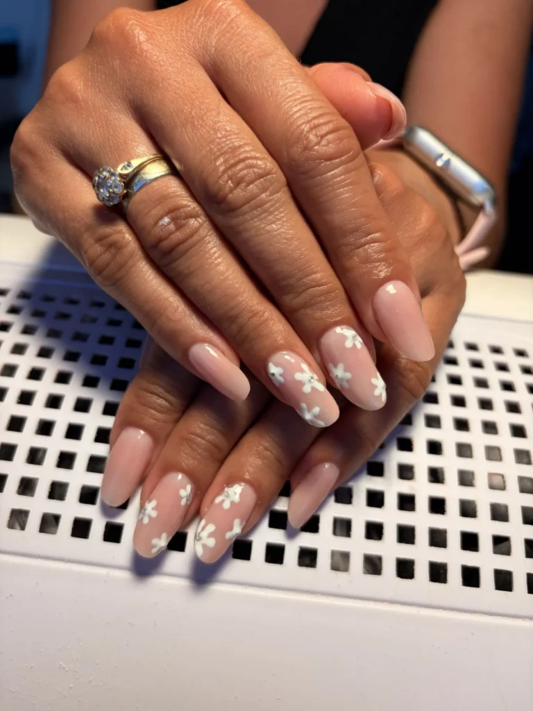 Nude manicure hybrydowy z białymi stokrotkami, Glow Mood Łapanów