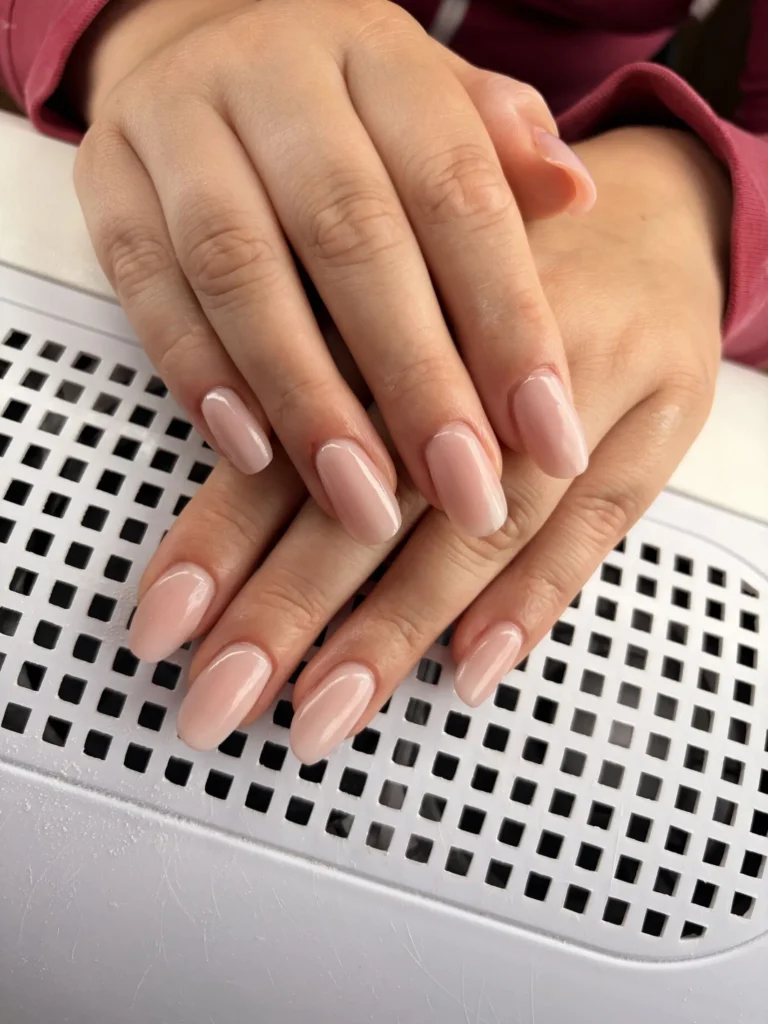 Naturalny nude manicure hybrydowy, Glow Mood Łapanów