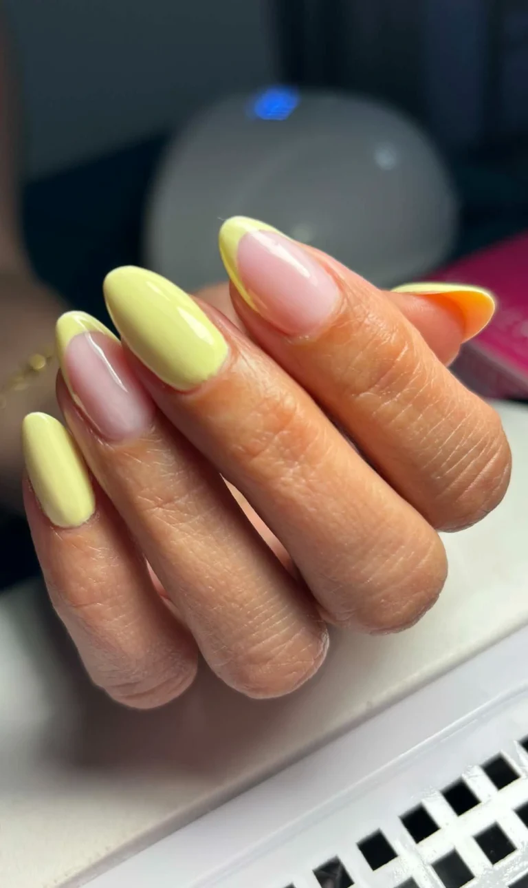 Pastelowożółty manicure hybrydowy z yellow french, Glow Mood Łapanów