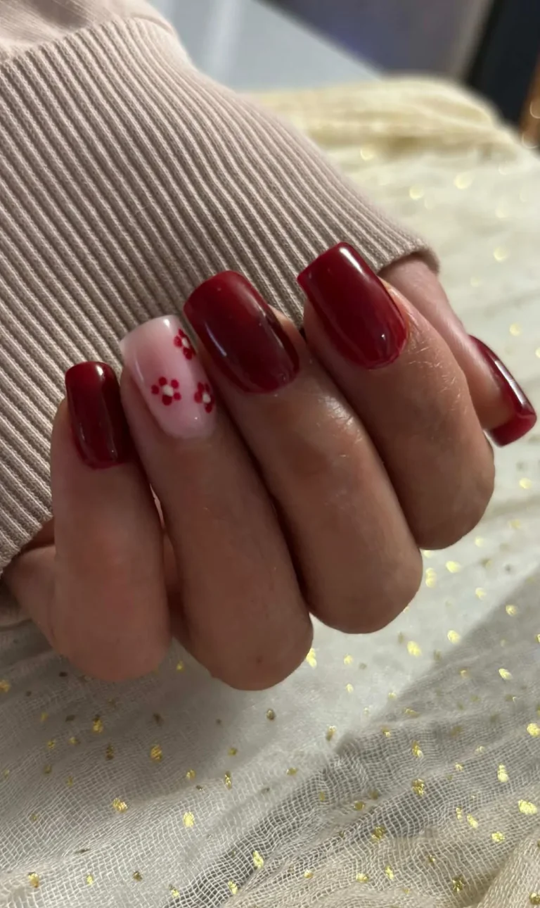 Bordowy manicure hybrydowy z kwiatkowym akcentem, Glow Mood Łapanów