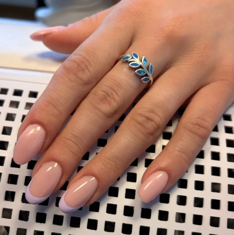 Różowy manicure z liliowym frenchiem i połyskiem, Glow Mood Łapanów