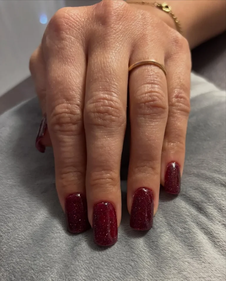 Bordowy manicure hybrydowy z drobnym brokatem, Glow Mood Łapanów