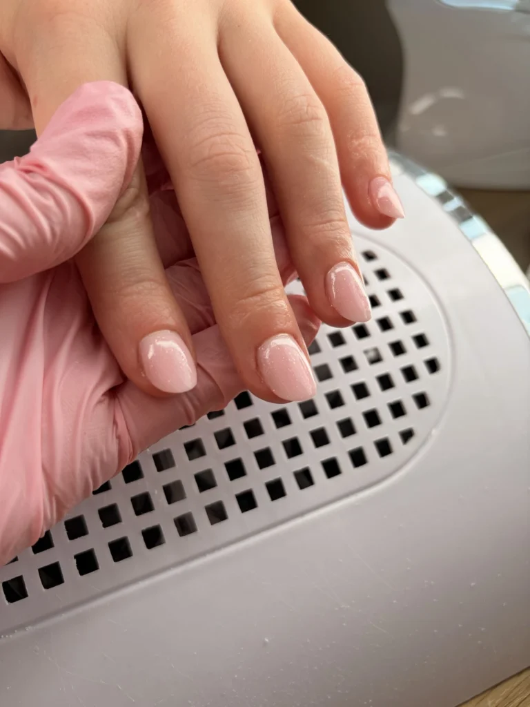 Jasnoróżowy manicure hybrydowy z połyskiem, Glow Mood Łapanów