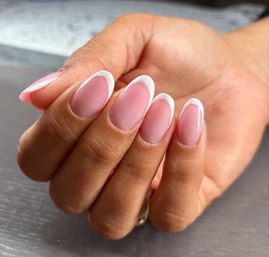 Klasyczny french manicure hybrydowy, salon Glow Mood w Łapanowie