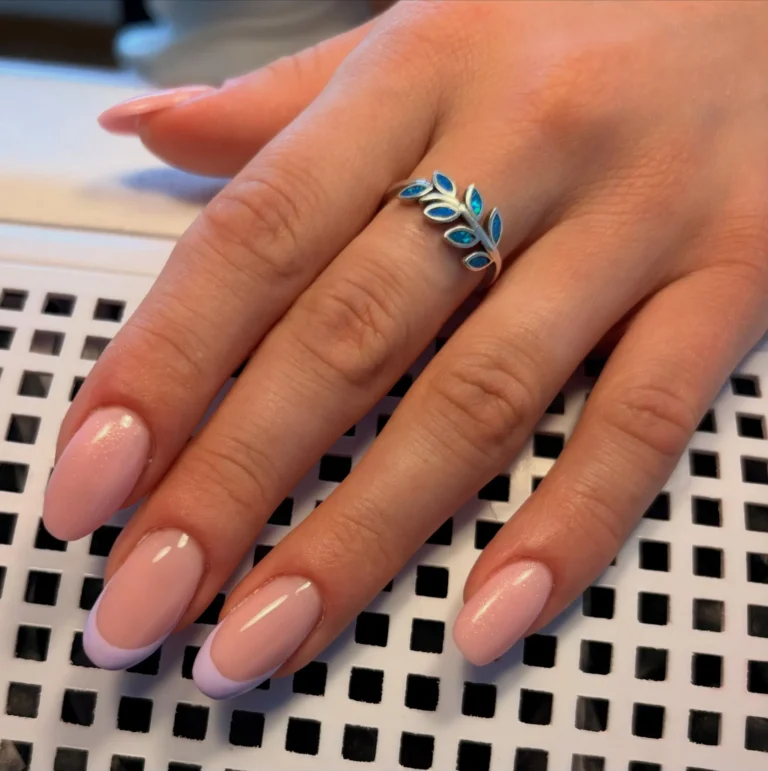 Pastelowy manicure z liliowym frenchiem, Glow Mood Łapanów