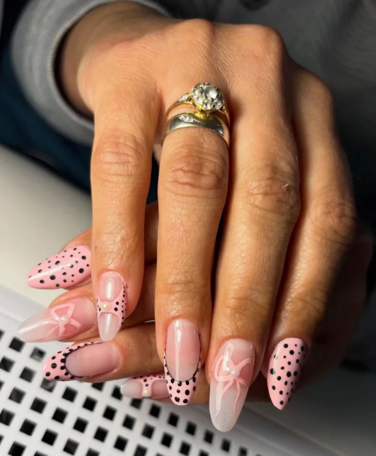 Różowy manicure hybrydowy z kokardkami i kropkami, Glow Mood Łapanów
