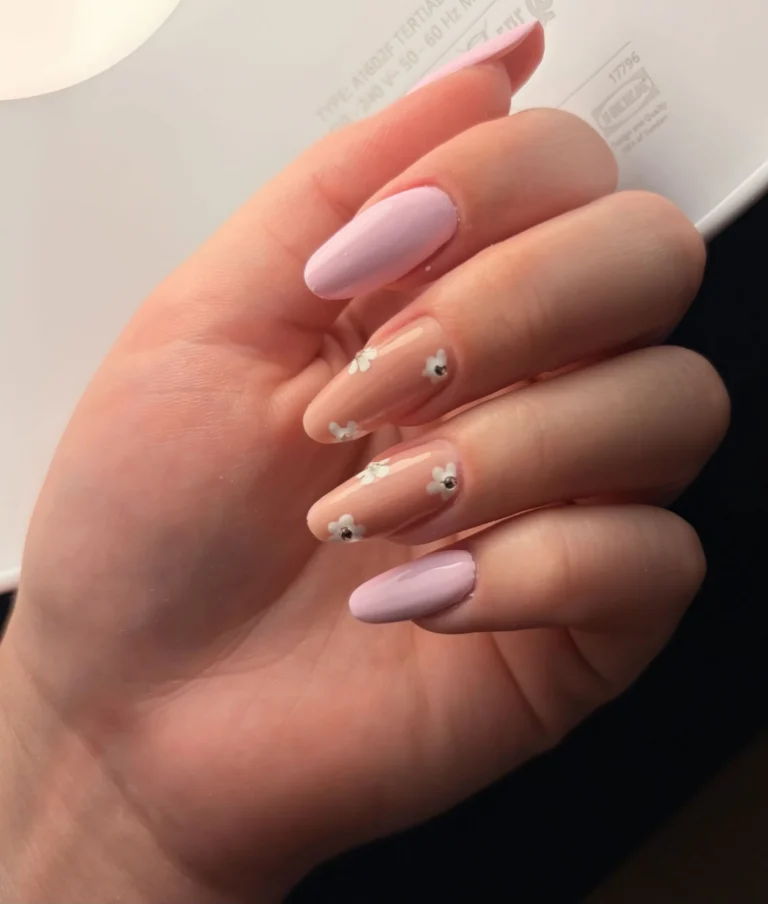 Pastelowy różowy manicure z białymi kwiatkami, Glow Mood Łapanów