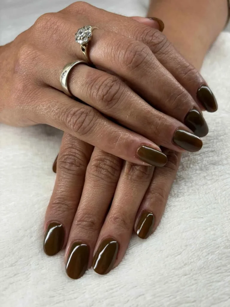 Ciemnozielony manicure hybrydowy na owalnych paznokciach, Glow Mood Łapanów
