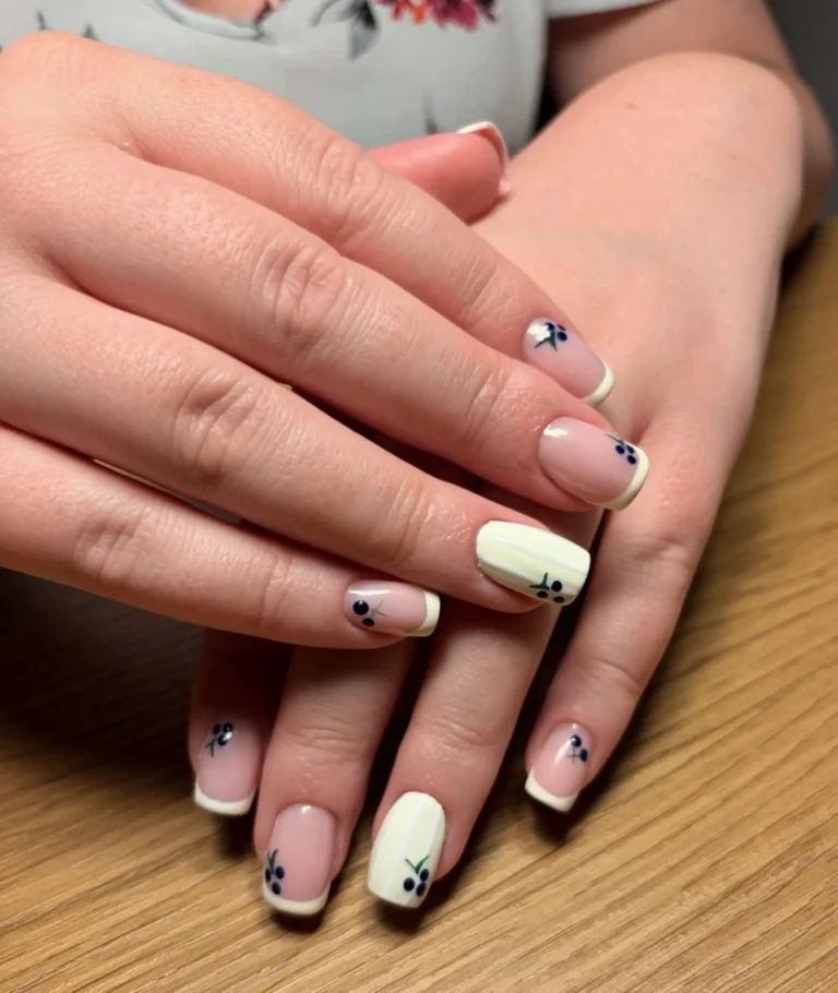 Manicure hybrydowy z żółtymi końcówkami i wzorem jagód, Glow Mood Łapanów