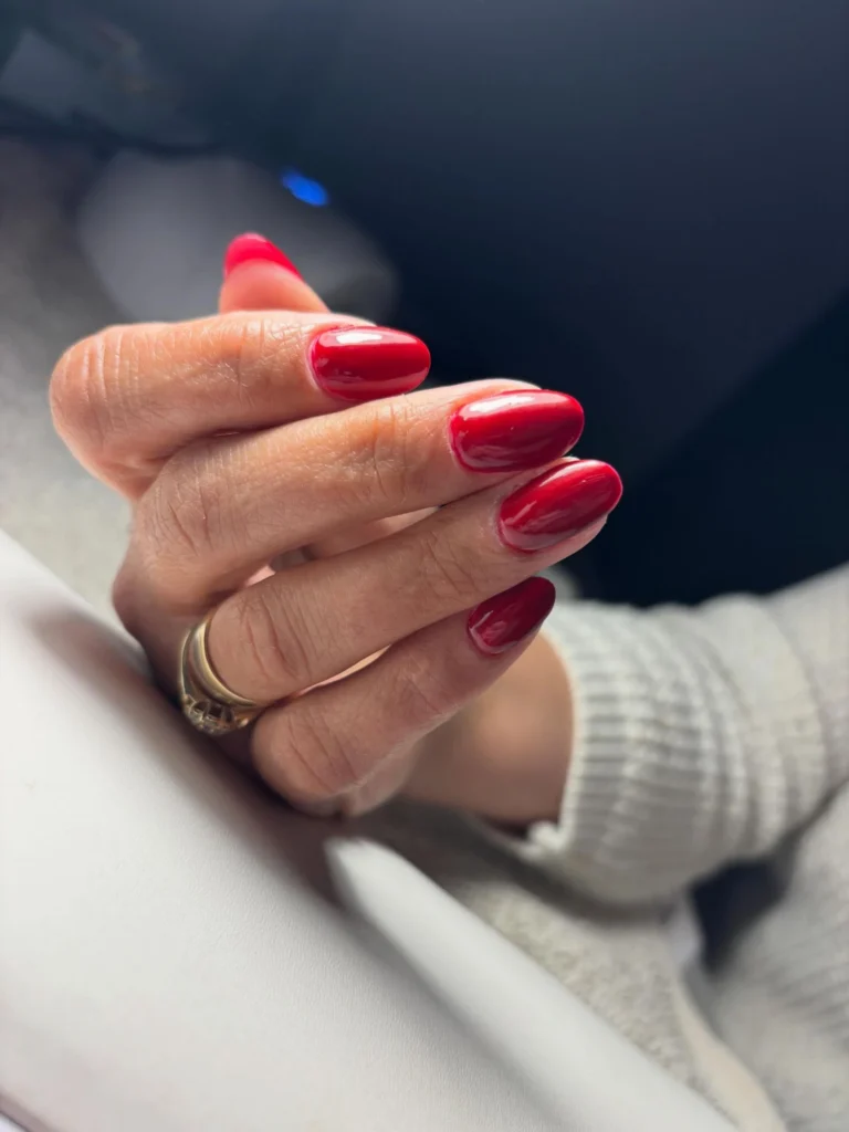 Klasyczny czerwony manicure hybrydowy, Glow Mood Łapanów
